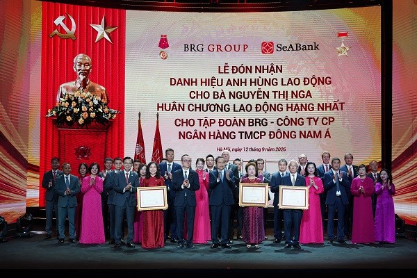 anh-2-uy-vien-bo-chinh-tri-chu-tich-quoc-hoi-tran-thanh-man-trao-danh-hieu-anh-hung-lao-dong-cho-doanh-nhan-nguyen-thi-nga-cung-huan-chuong-lao-dong-hang-nhat-cho-tap-doan-brg-va-ngan-hang-seabank-1789267459.jpg