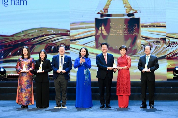 qtt-duoc-vinh-danh-hang-muc-giai-thuong-nam-hang-muc-cao-nhat-trong-le-trao-giai-thuong-hanh-dong-vi-cong-dong-2025-1791019732.jpg