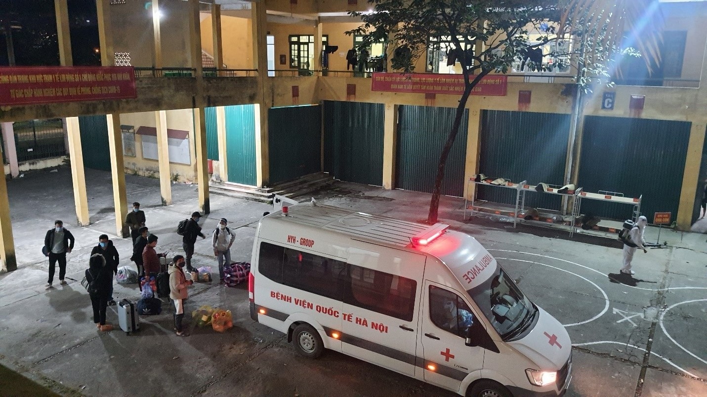 cac-benh-nhan-f0-duoc-xe-cap-cuu-115-dua-toi-co-so-cach-ly-so-18-nguyen-co-thach-nam-tu-liem-ha-noi-1640149276.jpg
