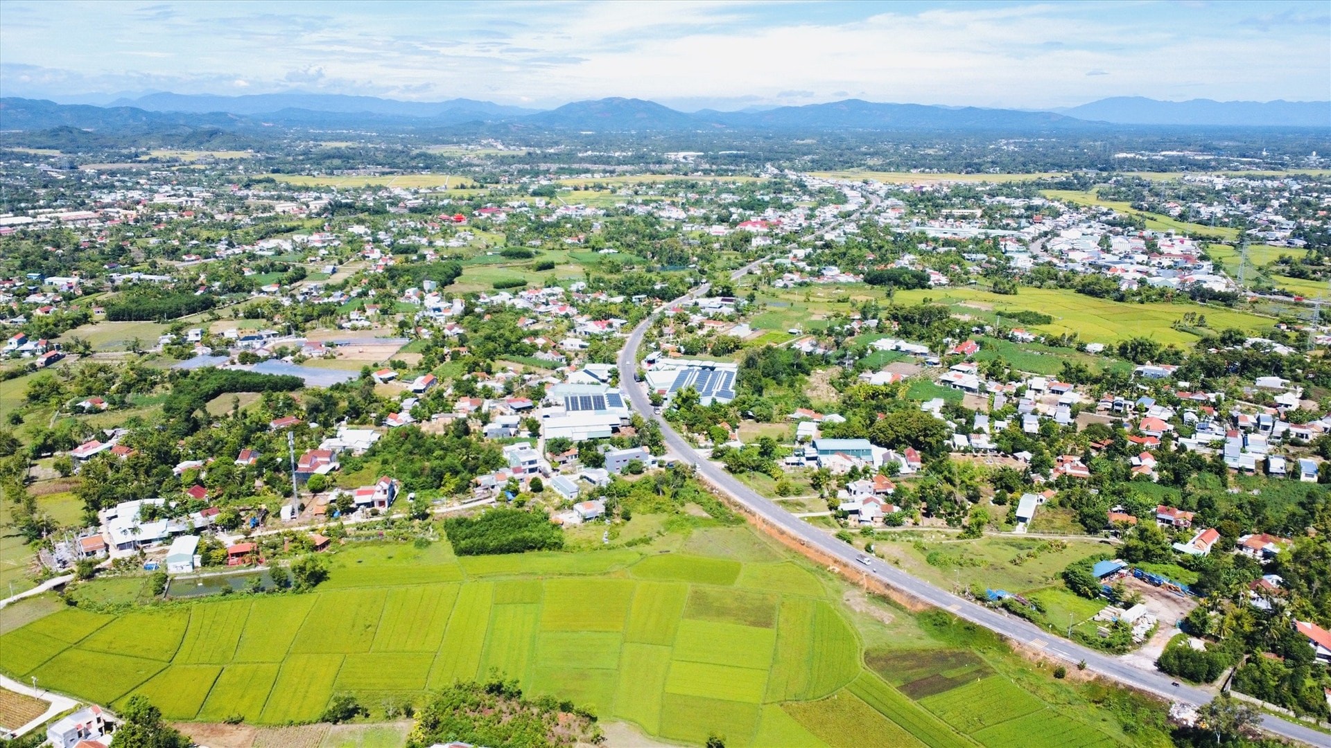 can-co-chien-luoc-khai-thac-su-dung-ben-vung-quy-dat-nong-nghiep-do-thi-de-tao-ra-gia-tri-gia-tang-lon-hon-cho-loai-hinh-dat-nay-trong-anh-mot-goc-ngoai-o-do-thi-tam-ky-nhin-tu-tren-cao-anh-qt-1745150982.jpg