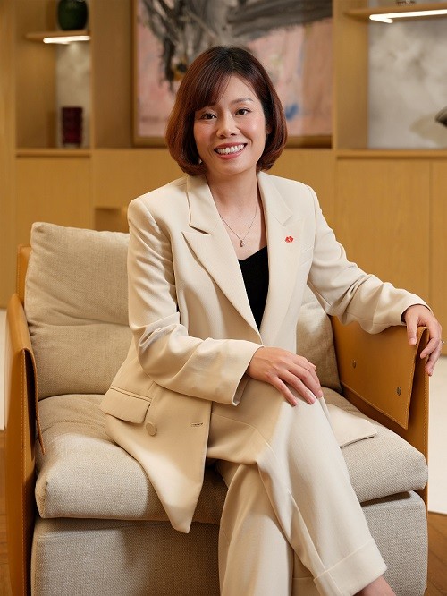ba-nguyen-van-linh-pho-giam-doc-khoi-ngan-hang-ban-le-techcombank-1779240712.jpg