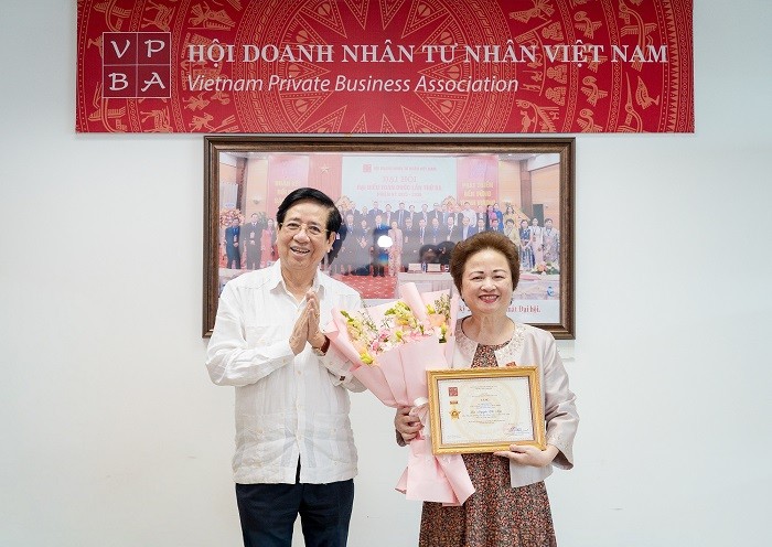 02-pgsts-nguyen-trong-dieu-chu-tich-hoi-doanh-nhan-tu-nhan-viet-nam-trao-ky-niem-chuong-cho-ba-nguyen-thi-nga-1781663378.jpg