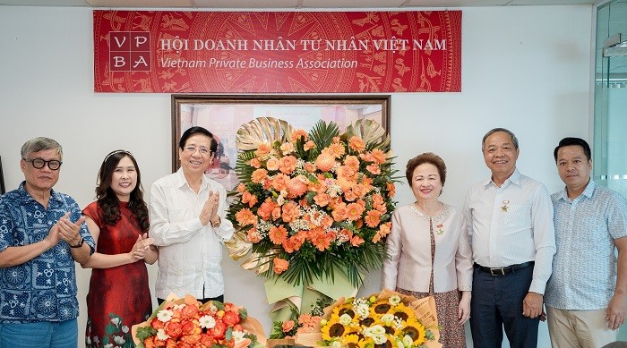 03-dai-dien-ban-chap-hanh-vpba-tang-hoa-chuc-mung-ba-nguyen-thi-nga-1781663378.jpg