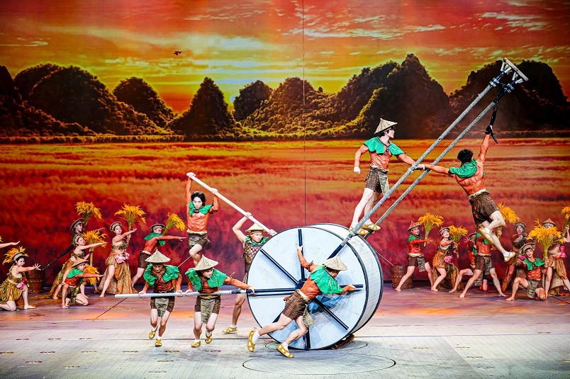 3-cac-nghe-si-thuc-hien-nhung-man-trinh-dien-ky-thuat-tren-khong-ket-hop-ngon-ngu-mua-xiec-va-hieu-ung-san-khau-de-tai-hien-nhung-lat-cat-giau-cam-xuc-cua-lich-su-dan-toc-1783092532.jpg
