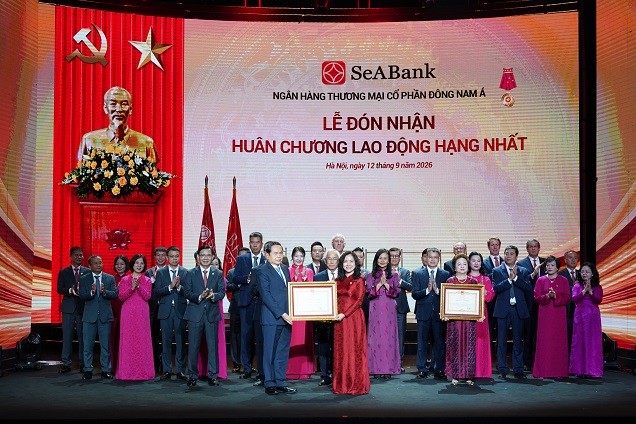 anh-1-ba-le-thu-thuy-pho-chu-tich-hdqt-seabank-dai-dien-ngan-hang-don-nhan-huan-chuong-lao-dong-hang-nhat-1789267467.jpg