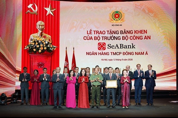 anh-3-ban-lanh-seabank-don-nhan-bang-khen-cua-bo-truong-bo-cong-an-vi-da-co-thanh-tich-xuat-sac-trong-phong-trao-toan-dan-bao-ve-an-ninh-to-quoc-1789267467.jpg