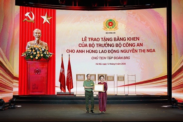 anh-4-thu-truong-bo-cong-an-thuong-tuong-dang-hong-duc-trao-bang-khen-cua-bo-truong-bo-cong-an-tang-doanh-nhan-nguyen-thi-nga-1789267467.jpg