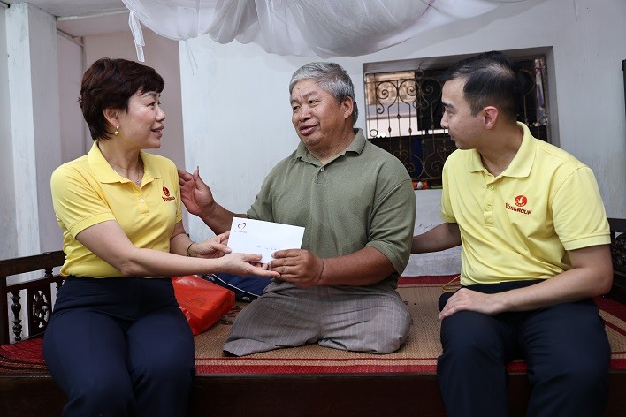 ba-phan-thu-huong-pho-chu-tich-quy-thien-tam-cung-can-bo-quy-toi-tham-hoi-tang-qua-tri-an-thuong-binh-nang-tai-ninh-binh-nhan-dip-ky-niem-80-nam-quoc-khanh-1791019739.JPG