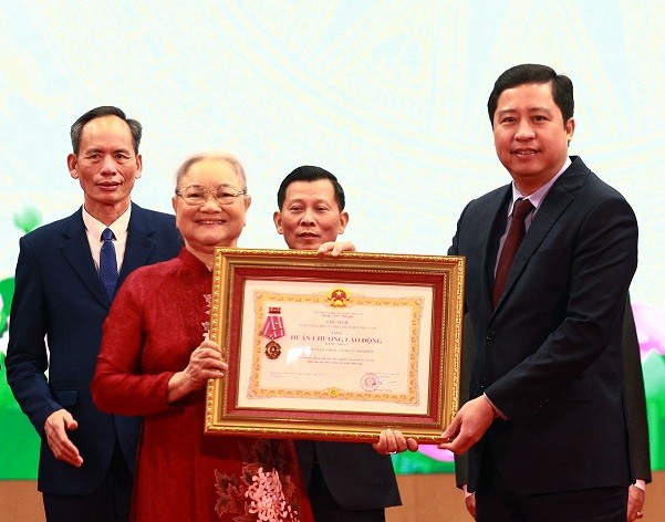 dai-dien-quy-thien-tam-nhan-huan-chuong-lao-dong-hang-nhat-1791019748.JPG