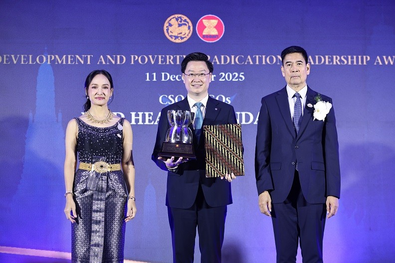 ong-ly-minh-tuan-giam-doc-quy-thien-tam-nhan-giai-thuong-asean-ve-phat-trien-nong-thon-va-xoa-doi-giam-ngheo-tai-thai-lan-1791019775.JPG