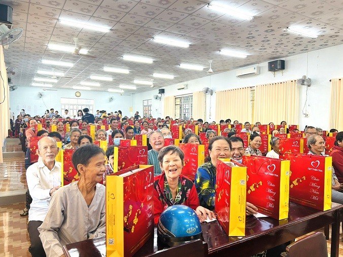 nhung-suat-qua-tet-yeu-thuong-mang-toi-mua-tet-am-no-cho-nhung-manh-doi-kho-khan-1791793498.jpg