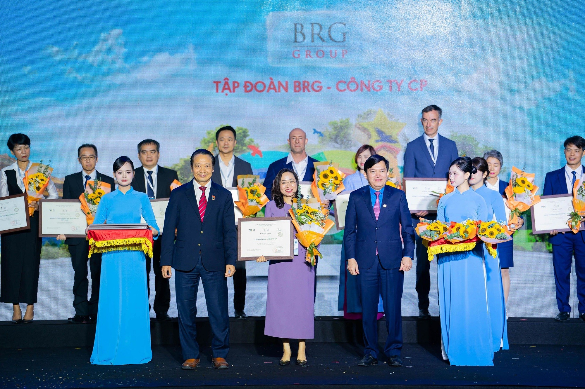 01-tap-doan-brg-lan-thu-5-lien-tiep-duoc-vinh-danh-doanh-nghiep-ben-vung-viet-nam-1765361072.jpeg