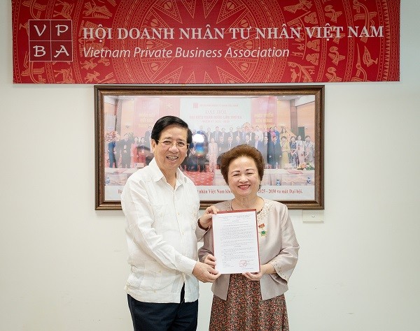 01-ba-nguyen-thi-nga-nhan-quyet-dinh-dam-nhiem-cuong-vi-quyen-chu-tich-hoi-doanh-nhan-tu-nhan-viet-nam-1781663368.jpg