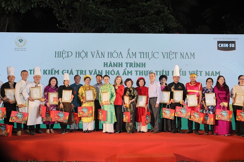 dai-dien-vcca-trao-giay-chung-nhan-hoa-qua-cam-on-cho-cac-nghe-nhan-tham-gia-quang-dien-1671782417.JPG