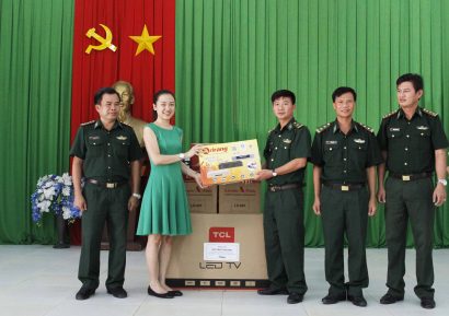 Đại diện Phuc Khang Corp trao quà cho cán bộ chiến sỹ đồn biên phòng Kà Tum, Tân Hà, Chàng Riệc thuộc tỉnh Tây Ninh.