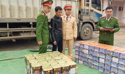 Nửa tấn pháo chở từ Lào về Việt Nam bán Tết Nguyên đán bị bắt giữ