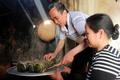  Sau hơn 11 năm, ông Hàn Đức Long mới được luộc bánh chuẩn bị Tết cùng vợ (ảnh VNN)