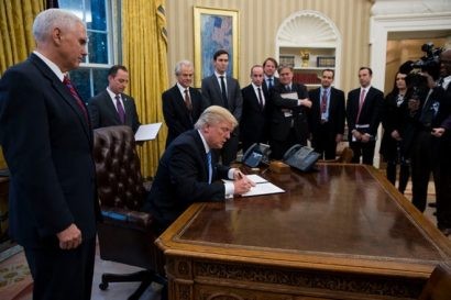  Tổng thống Trump ký sắc lệnh rút Mỹ ra khỏi TPP vào ngày 23/1. Ảnh: NYT.