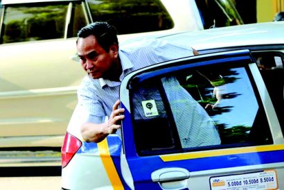  Thứ trưởng Bộ Tài chính Nguyễn Hữu Chí tới nơi làm việc bằng taxi