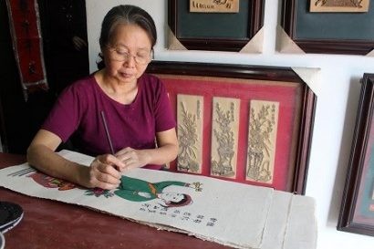 Đi tìm màu dó điệpnghệ nhân Nguyễn Thị Oanh - hậu duệ của nghệ nhân Nguyễn Hữu Sam vẫn đang cố gìn giữ nghề tranh đông hồ