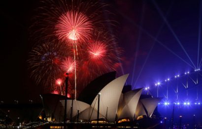  Màn bắn pháo hoa hoành tráng mừng năm mới 2017 ở TP Sydney - Úc Ảnh: REUTERS