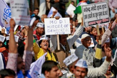 Người dân Ấn Độ biểu tình phản đối chính sách tiền tệ của chínnh phủ - Ảnh: Reuters