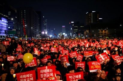  Hàng trăm ngàn người biểu tình ở Seoul trong đêm giao thừa 31-12-2016 - Ảnh: Reuters