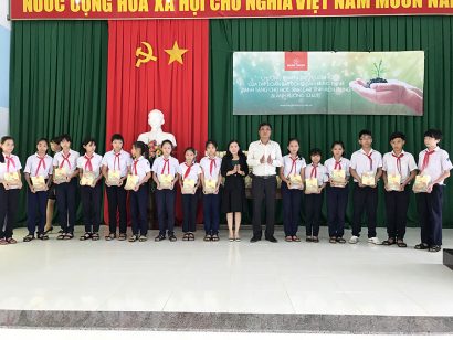 Hưng Thịnh Corp trao vở cho học sinh tỉnh Phú Yên