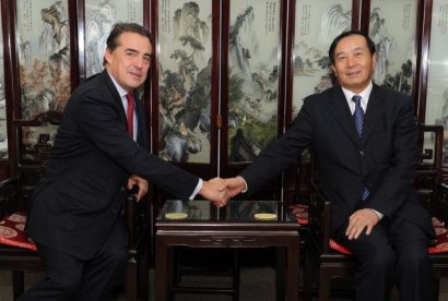  Ông Hạ Hưng Hoa (phải) trong cuộc gặp với ông Alexandre de Juniac, cựu CEO hãng Air France, hồi năm 2011. Ảnh: Getty.