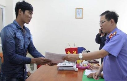  VKSND huyện Bình Chánh trao quyết định đình chỉ cho anh Ong Văn Sệt