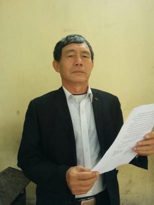  Ông Lê Văn Được - cựu Chủ tịch phường và lá đơn đề nghị giải quyết vụ việc.