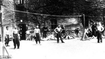  Tù binh Colditz chơi bóng chuyền trong sân tập nằm trong khuôn viên nhà tù. Ảnh: PA. 