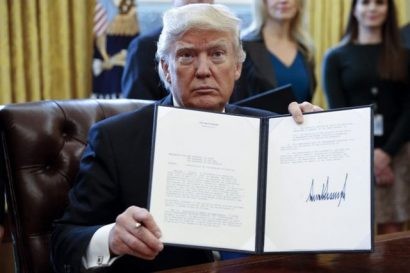  Tổng thống Mỹ Donald Trump ký sắc lệnh hành pháp (Ảnh: EPA)
