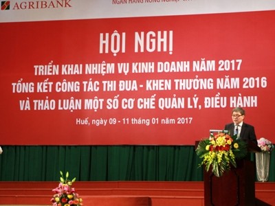Thành viên HĐTV Agribank Nguyễn Ngọc trình bày "Báo cáo tổng kết  công tác thi đua khen thưởng năm 2016, phương hướng,  nhiệm vụ năm 2017" và phát động thi đua năm 2017