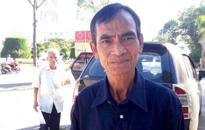  Ông Huỳnh Văn Nén đến TAND tỉnh Bình Thuận ngày 9-1 - Ảnh: NG.NAM