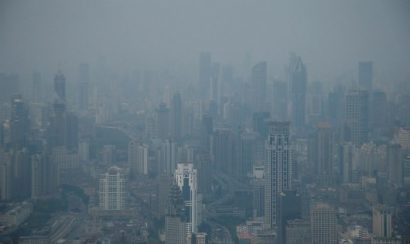  Toàn cảnh các tòa nhà ở quận Puxi nhìn từ Jin Mao Tower trong thời tiết sương mù ở Thượng Hải, Trung Quốc. Ảnh: REUTERS / Aly Song