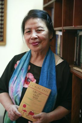  Nhà văn Lê Minh Khuê và tập truyện ngắn vừa đoạt giải thưởng của Hội Nhà văn Việt Nam - Ảnh: Nam Trần