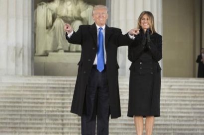  Tổng thống đắc cử Donald Trump cùng phu nhân Melania tham dự hòa nhạc trước lễ nhậm chức, tại Đài tưởng niệm Lincoln, hôm 19/1. Ảnh: UPI