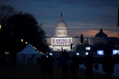  Bình minh ló dạng đằng sau Điện Capitol, nơi lễ nhậm chức của ông Trump sẽ diễn ra trong vài giờ nữa. Ảnh: Getty.