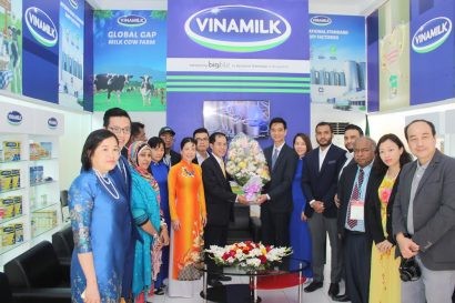 Ngài Đại Sứ Trần Văn Khoa cùng phu nhân và các cán bộ Đại sứ quán Việt Nam tại Bangladesh đến tham quan gian hàng Vinamilk tại hội chợ triển lãm Quốc tế Dhaka lần thứ 22.