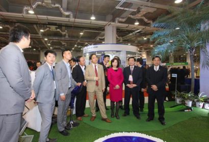 Đồng chí Đặng Huy Hậu- Phó Chủ tịch Thường trực UBND tỉnh Quảng Ninh cùng các đồng chí lãnh đạo thăm quan gian hàng FLC