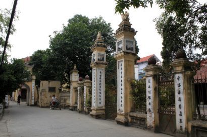 Cổng làng Cự Đà – quê hương của LS. Vũ Trọng Khánh ( Ảnh Nguyễn Phan Khiêm)