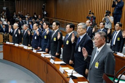 Lãnh đạo các công ty quyền lực nhất Hàn Quốc xuất hiện trong phiên điều trần của quốc hội tại Seoul vào tháng 12 năm ngoái trong quá trình điều tra tham nhũng của nước này. Phó chủ tịch của tập đoàn Samsung, Lee Jae Yong đứng ở vị trí thứ 4 từ phải sang. Ảnh: Jeon Heon-Kyun.