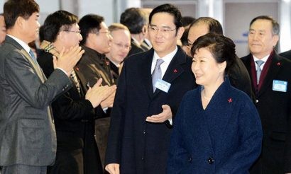  Tổng thống Park Geun Hye và Phó Chủ tịch Samsung Lee Jae Yong tham dự lễ khởi công xây dựng nhà máy sản xuất dược phẩm sinh học thứ 3 của Samsung BioLogics tại Songdo, Incheon, năm 2015. Ảnh: Hong In Ki.