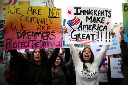  Biểu tình ủng hộ người nhập cư ở TP Los Angeles ngày 18-2. Ảnh: REUTERS