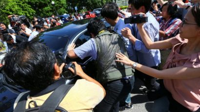  Các nhà báo vây quanh xe chở một quan chức Triều Tiên khi vị này tới Bộ Ngoại giao Malaysia ngày 20-2 xung quanh cái chết của ông Kim Jong Nam - Ảnh: Reuters