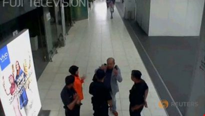  Hình ảnh CCTV cho thấy ông Kim Jong-nam đã đến nhờ sự giúp đỡ của nhân viên an ninh sân bay Kuala Lumpur. Ảnh: REUTERS