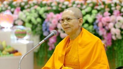  Cựu trụ trì Phra Dhammachayo trong tươi trẻ khác thường so với tuổi 72.