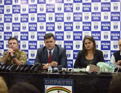 Cảnh sát bang Pernambuco tổ chức họp báo về vụ cướp táo tợn ngày 21-2 - Ảnh: Folhape