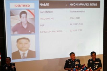 Cảnh sát Malaysia chiếu hình ảnh và thông tin của người có tên Hyon Kwang Song, người được tin là bí thư thứ hai của Đại sứ quán Triều Tiên tại Malaysia và bị nghi liên quan đến cái chết của ông Kim Jong-nam. (Ảnh: Star)